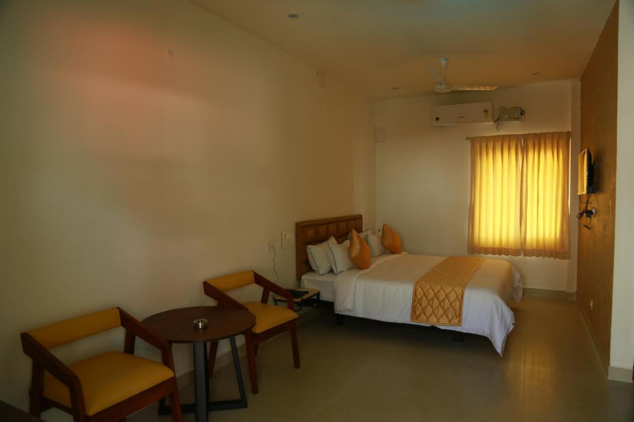 The Riviera Hotel Theni Exterior photo