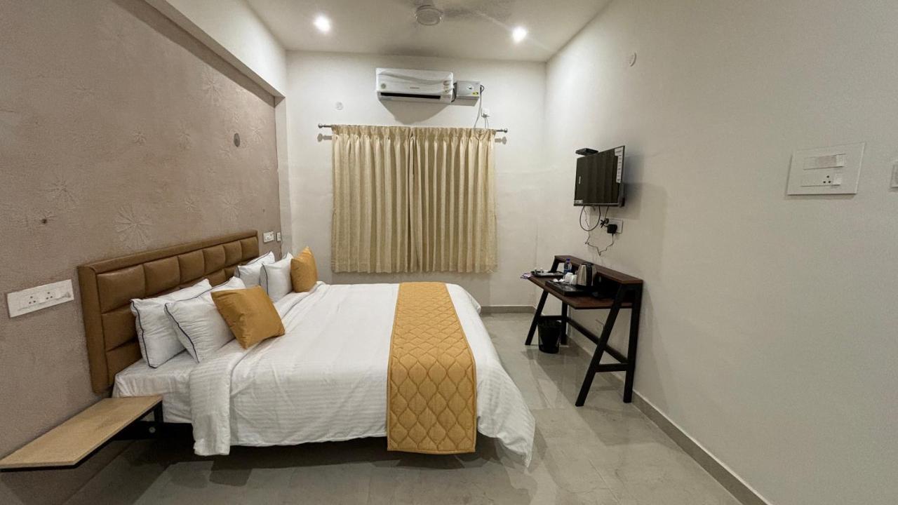 The Riviera Hotel Theni Exterior photo